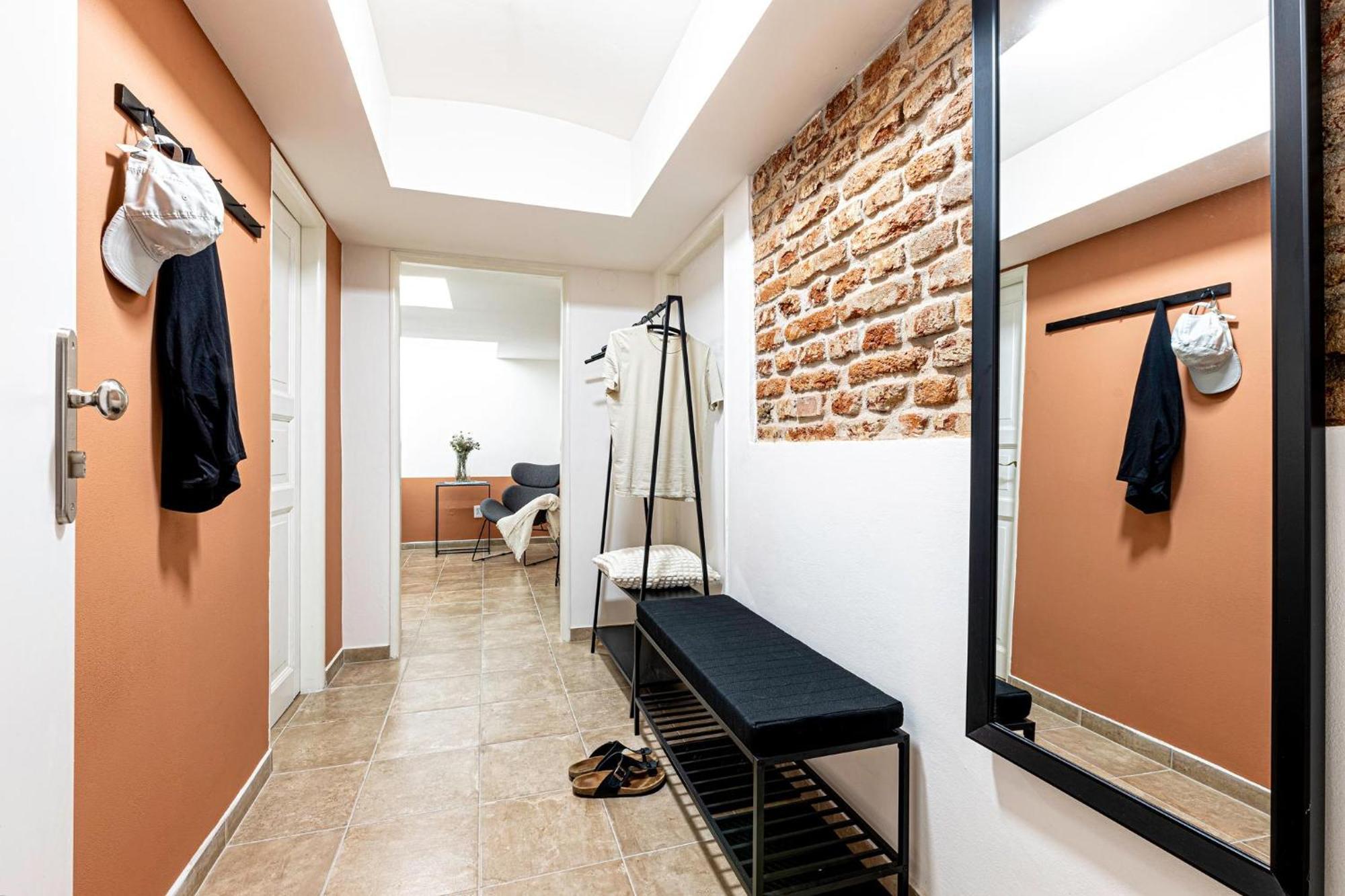 Days - Industrial - Netflix - Namesti Miru Apartment Prag