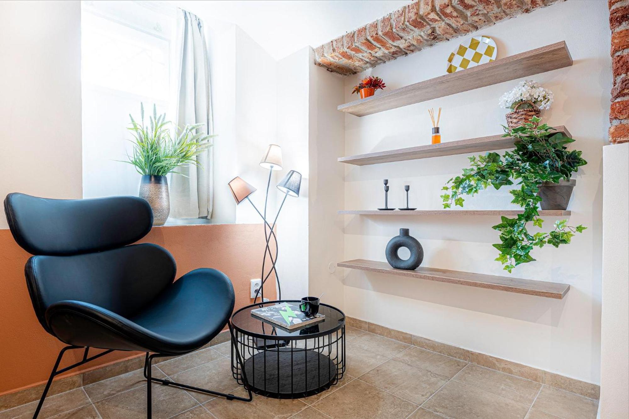 Apartment Days - Industrial - Netflix - Namesti Miru Prag