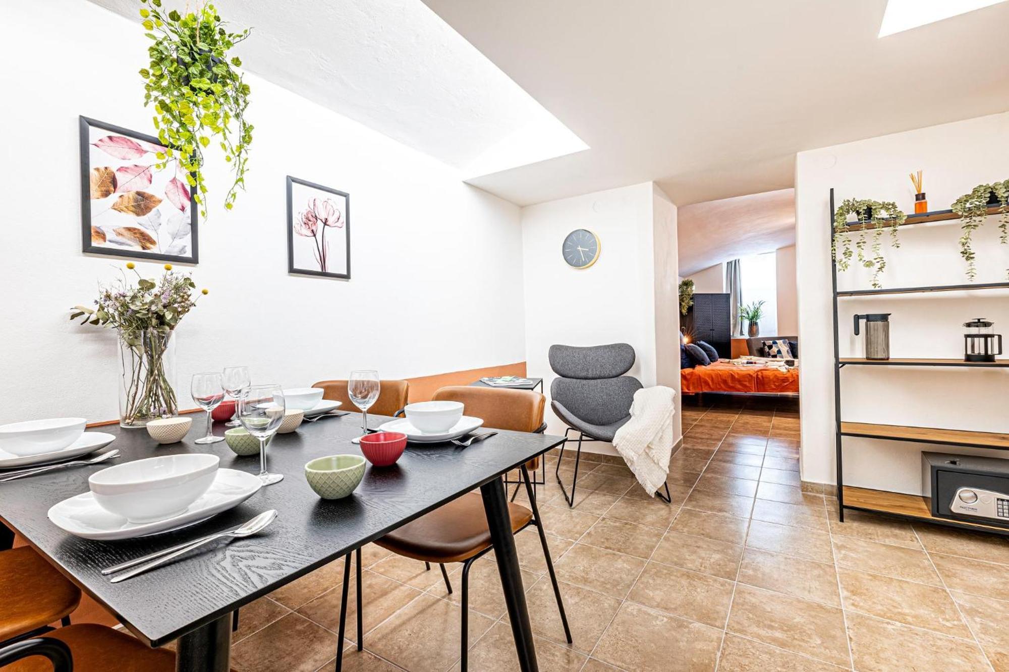 Apartment Days - Industrial - Netflix - Namesti Miru *
