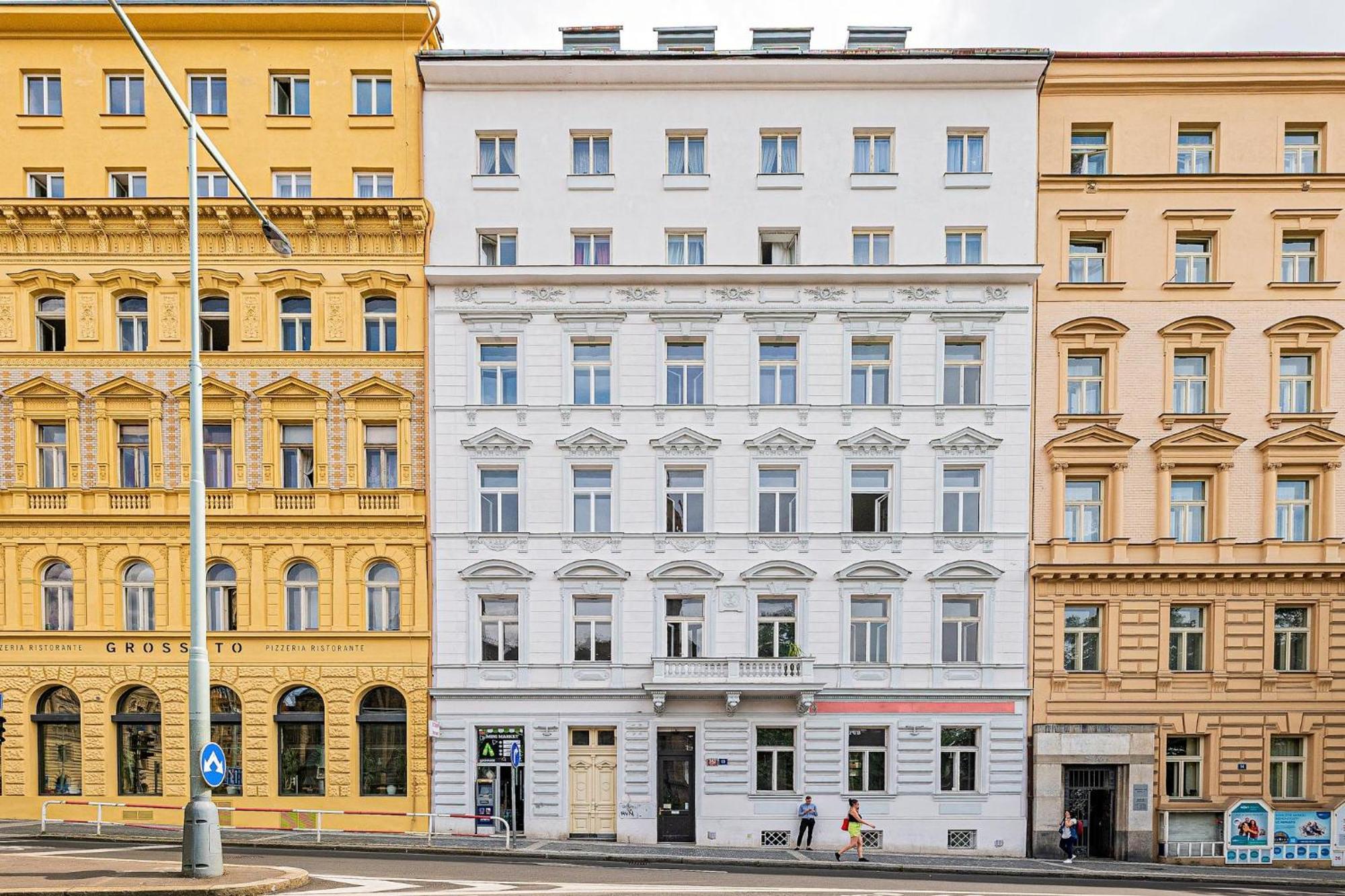 Apartment Days - Industrial - Netflix - Namesti Miru Prag